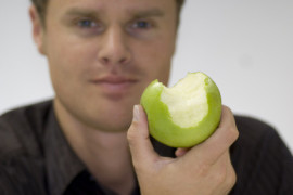 Kein Blut am Apfel beweist: Das Zahnfleisch ist gesund.
